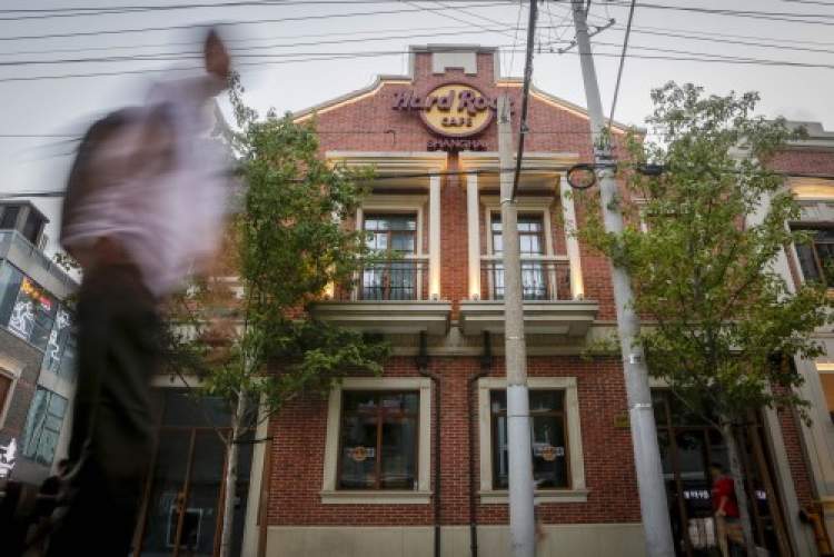 因"摇滚"风靡全球的硬石餐厅在沪门店突然关门,前一晚还曾接到近百个