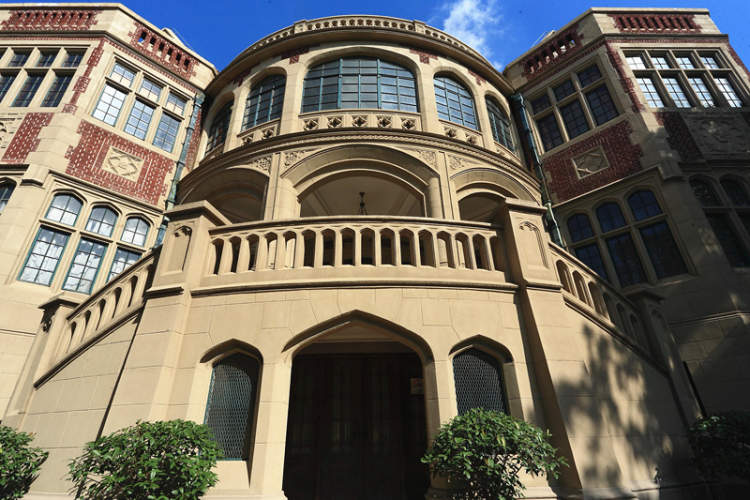 有一座似童话故事里城堡般的建筑,如今是充满孩童欢声笑语的长宁区