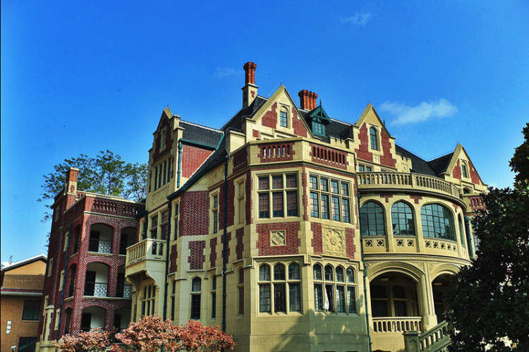 有一座似童话故事里城堡般的建筑,如今是充满孩童欢声笑语的长宁区