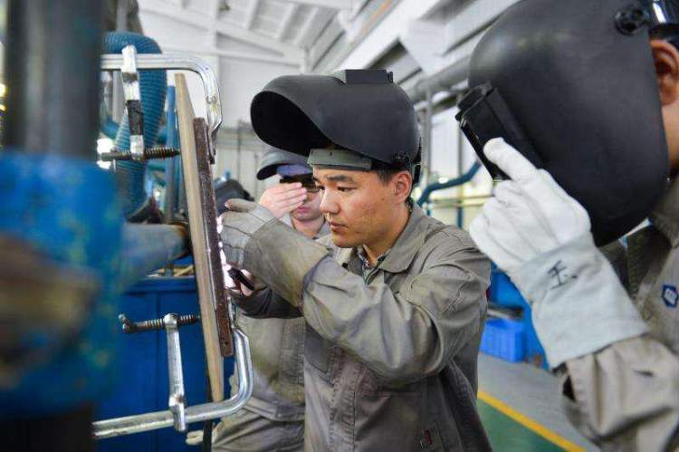 生逢1978我的故事张冬伟钢板上绣花每针都要细密稳妥