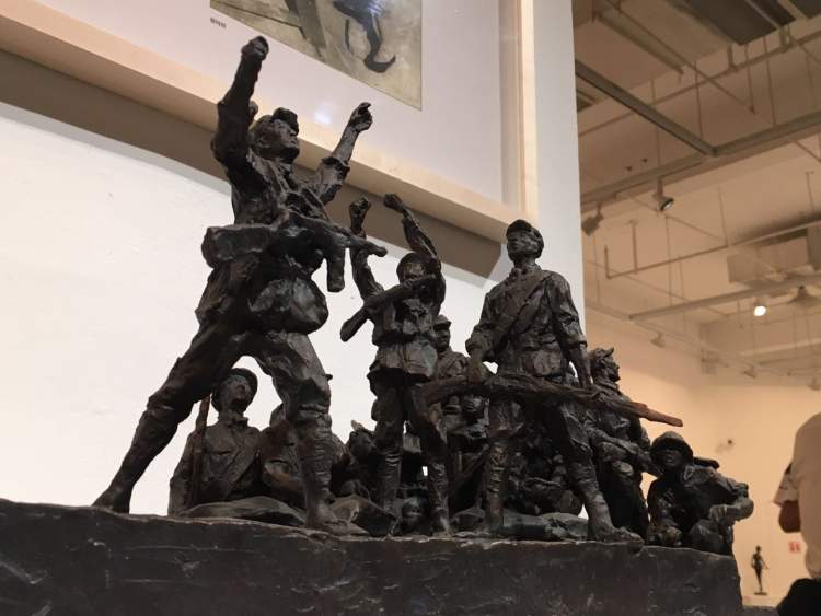 占领总统府有件神秘雕塑陈逸飞持冲锋枪当模特历史的回响展揭秘美术史