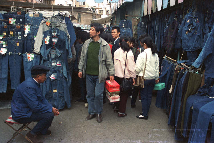 上世纪90年代,南京东路上周末步行街一些服装店为了宣传自己店里的