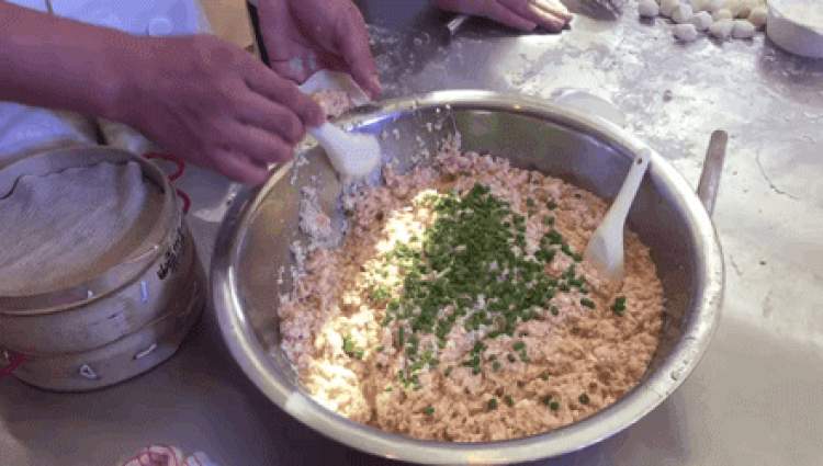 现场展示的嵊州美食春饼,糟八仙,豆腐包,小笼包,炒榨面,炒年糕,绿禾