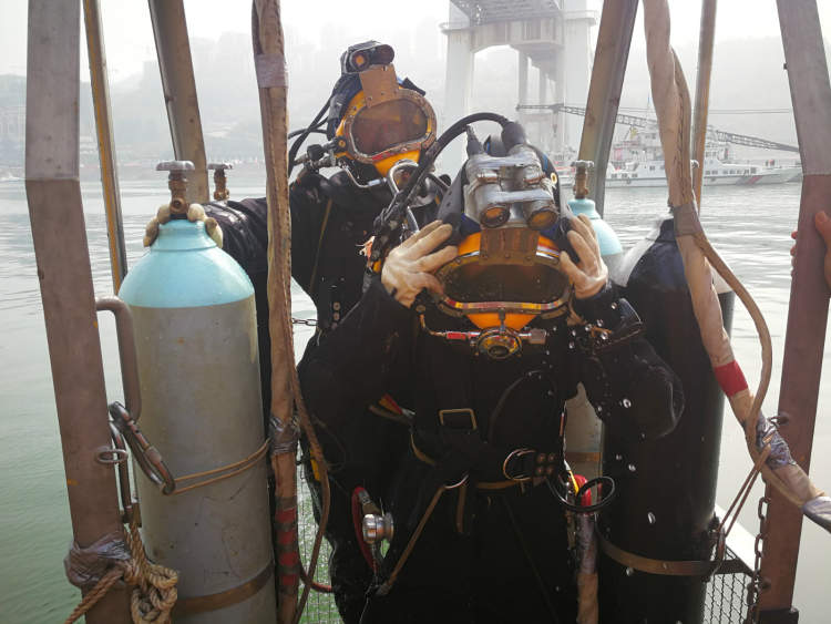 重庆万州坠江公交车打捞出水 上海打捞局救援人员完成任务明日返沪