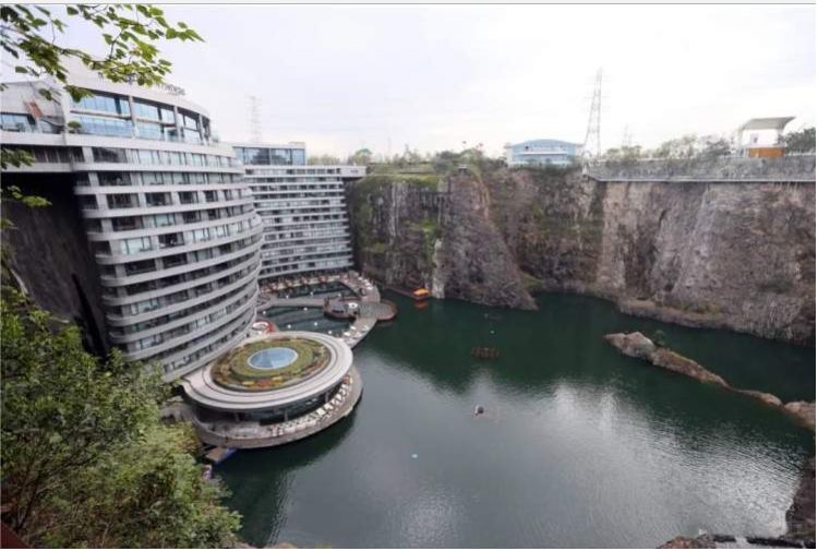 悬崖倾斜怎么建"深坑酒店"?水下房间外的海洋鱼类何来?