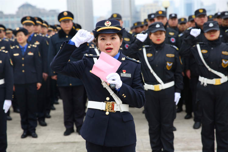 浦东滨江今天有了一支女子城管执法队伍,小姐姐们在帅帅滴执法时请