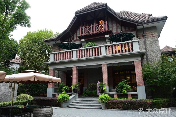 位于思南公馆里的思南江宴在一栋独楼洋房里,环境十分有格调.