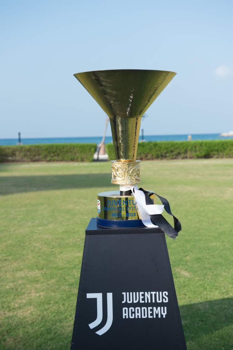 尤文名宿特雷泽盖携意甲冠军奖杯现身尤文上海足校