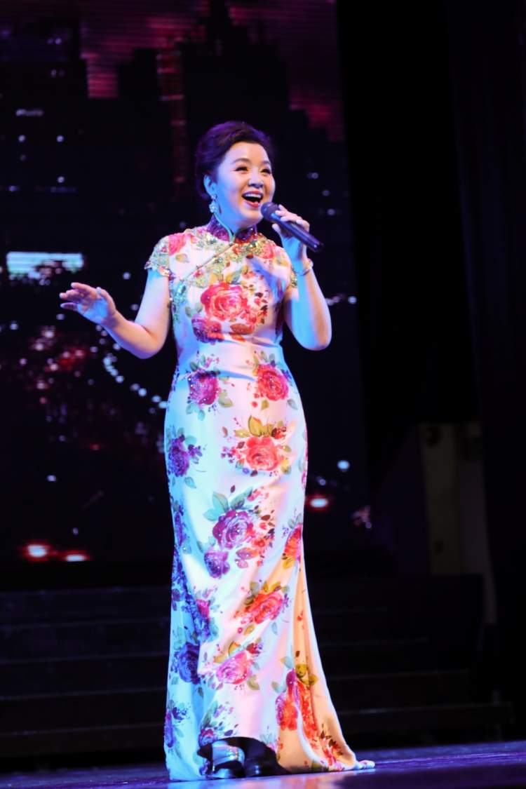 司马秀丽,钱江献演了《我的恋人在远方》《春晚飞歌》,上海歌手张小玲