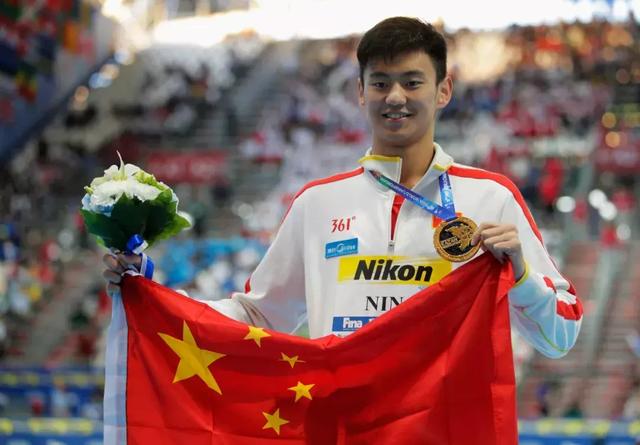 在100米自由泳决赛争夺结束后,获得亚军的澳大利亚人麦克沃伊向宁泽涛