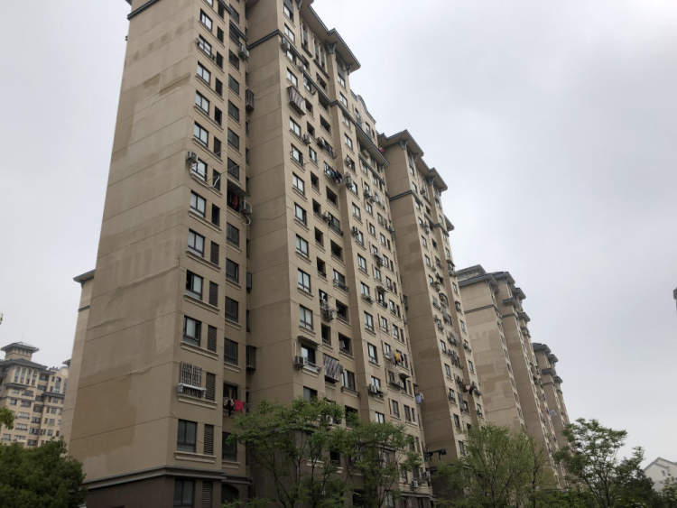 闵行区浦江镇瑞和城壹街区居民楼外立面再现大面积脱落曾砸坏过两辆车