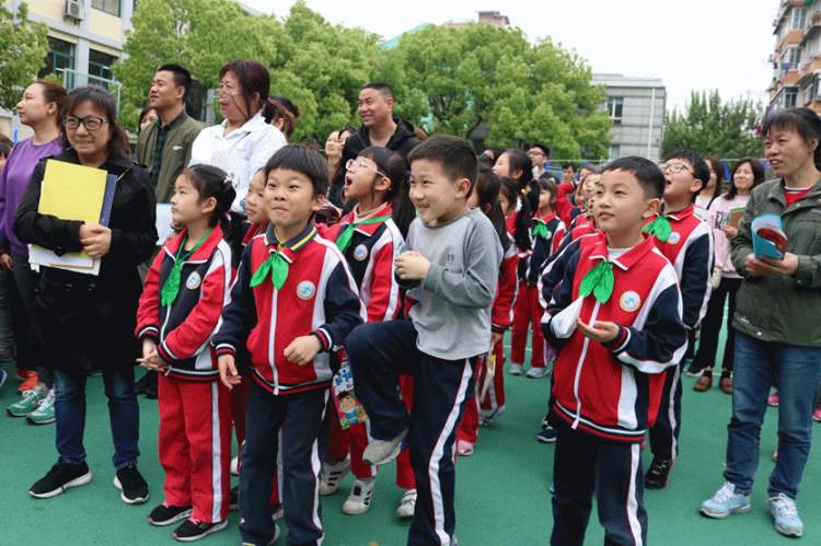 接下来是绕口令环节 小朋友们以班级为单位 击鼓传花 最后拿到花的小