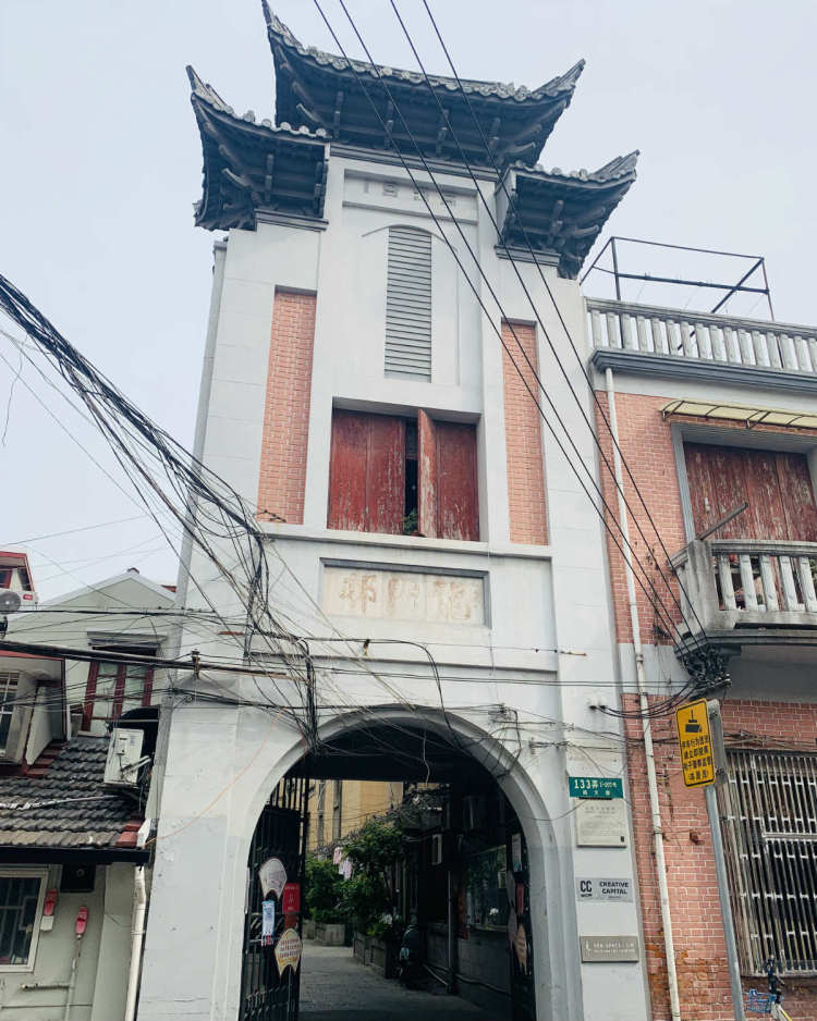 尚文路133弄龙门邨(夏寒钰摄)窄窄的尚文路上,一座嵌着红砖墙的灰色门