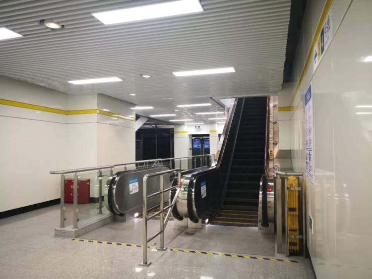 中山公园站2号线换乘3,4号线新增自动扶梯,通往来福士广场通道正式