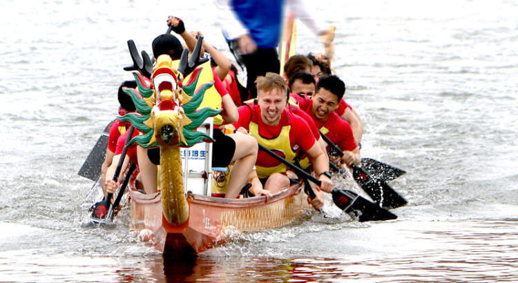 体验中国传统文化 沪高校千余名外国留学生赛龙舟