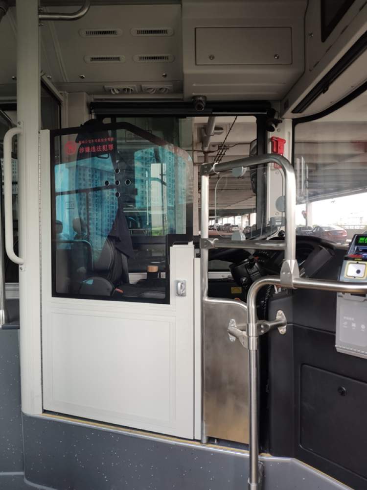 上海首批新增隔离门公交车投入运营同时增配涉水报警装置等安全砝码