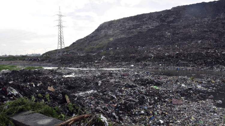 正文印度最高的垃圾山位於新德里東部的加濟布爾(ghazipur)垃圾場