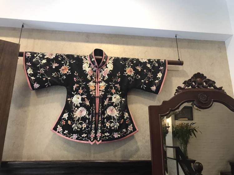 把最素的一件旗袍摆进橱窗