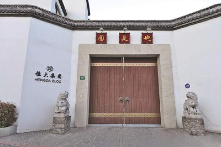 也是园弄到底是一个很好的院门,院内都是老城厢旧