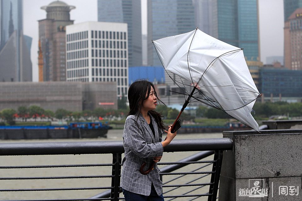 梅雨再来!申城风大雨急,打湿了衣衫吹翻了伞