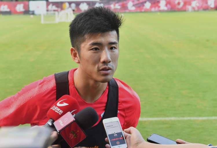 假期求婚成功情场得意的李圣龙要为上港队贡献更多