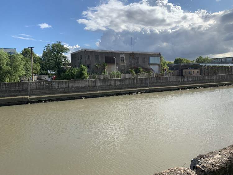 虬江码头路200号的这栋"小白房",正是"杨浦区通沟污泥处置站"的所在地