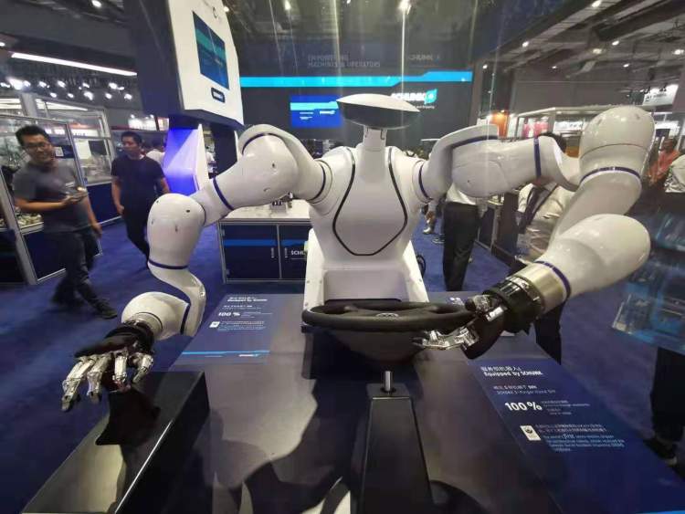 工博会现场人机pk垃圾分类这双手的价值也不菲160万元