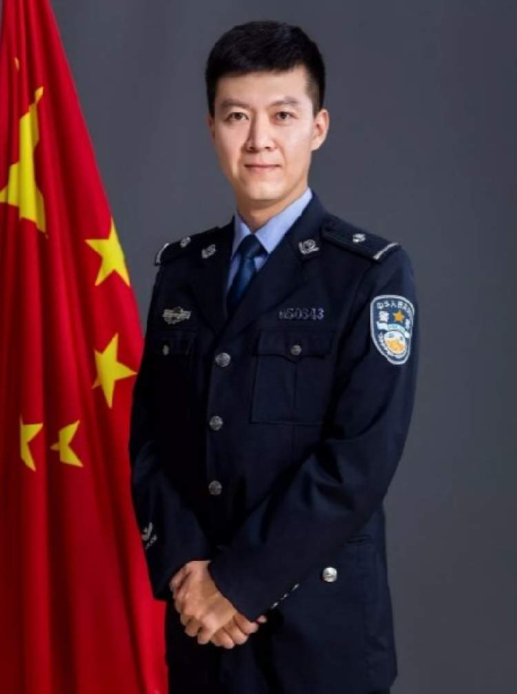 "网红"警长率先通过直播开展防范宣传:"这长相,一看就是当警察的"