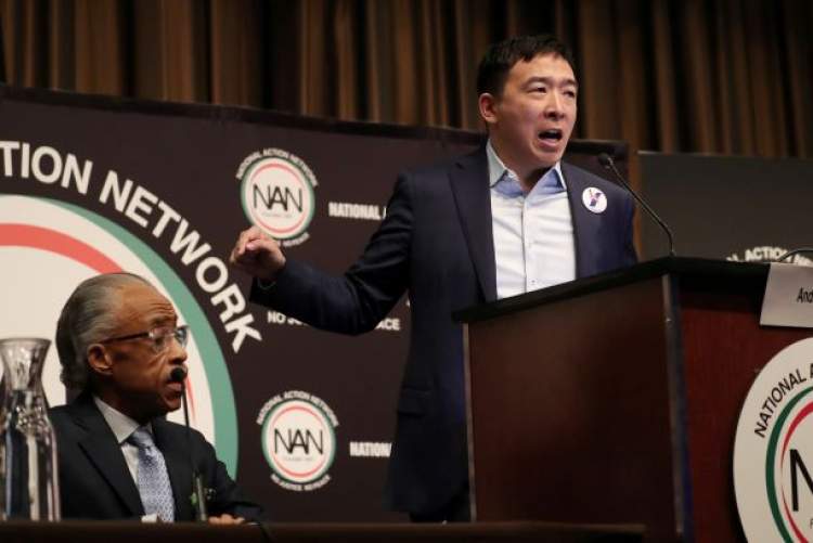 50年来首位竞选美国总统的华裔杨安泽筹款猛增英媒称其带来新意