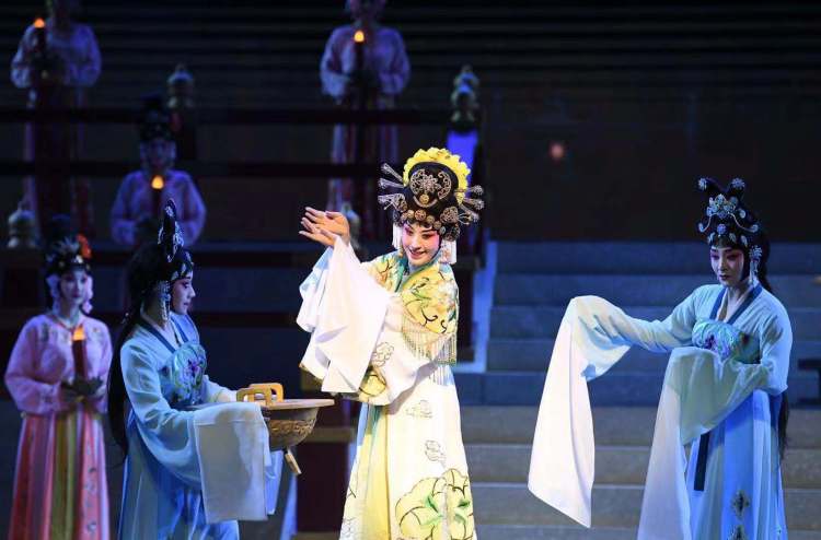 太美了!京剧《大唐贵妃》新妆"返驾"大剧院,史依弘唯美重现"翠盘舞"