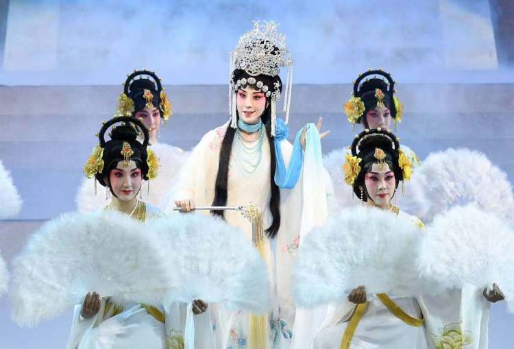 在音乐方面,突显恢宏气势,并引入昆腔,不仅使整体风貌向京剧本体回归