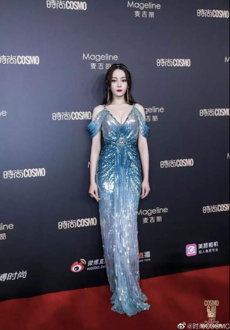 不过,昨晚的上海实在有点冷,看把迪丽热巴,冻成了"迪丽冷巴".