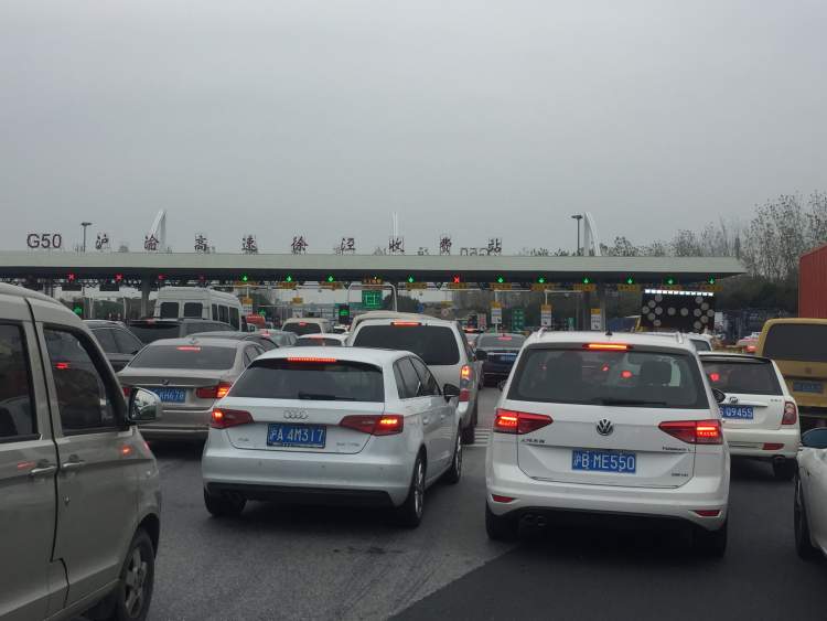 图为g50沪渝高速徐泾收费站10时,记者来到g50沪渝高速徐泾收费站,西