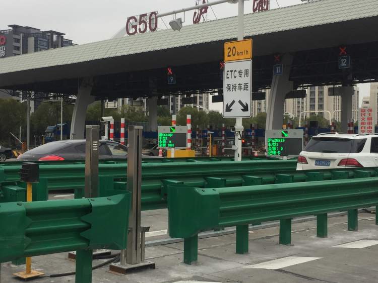 1月5日,记者随机选择g2京沪高速江桥收费站和g50沪渝高速徐泾收费站