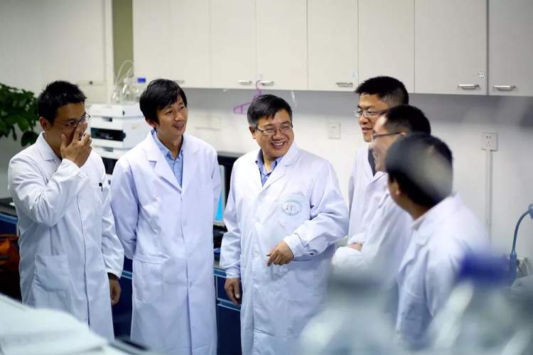 李大力教授(左二)与刘明耀教授(左三)团队