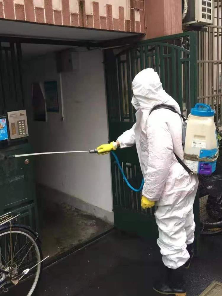 消毒站工作人员在社区消毒为人低调,默默无闻,这是静安区江宁路街道