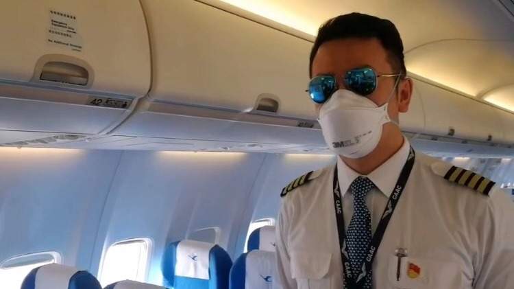 执飞哥打基纳巴卢的mf8663航班机长毕健强前往哥打基纳巴卢的机组人员