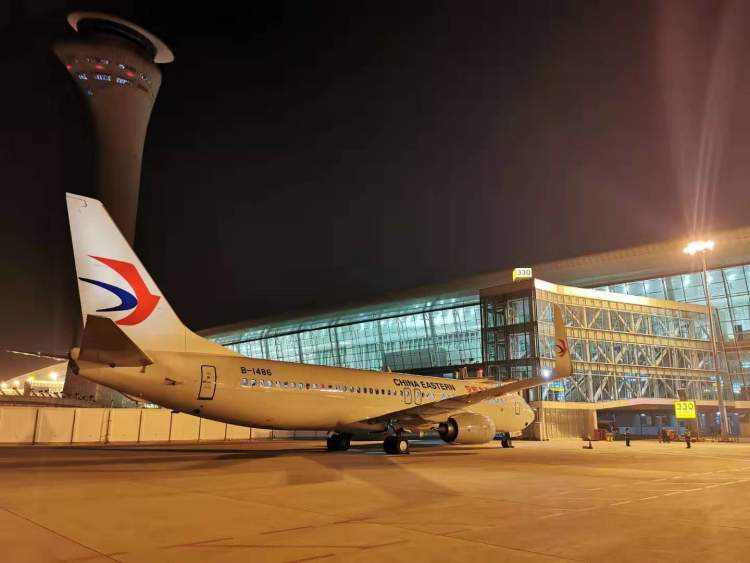 在包机到达胡志明市机场后,东航首先在值机柜台前逐个测量旅客体温,并