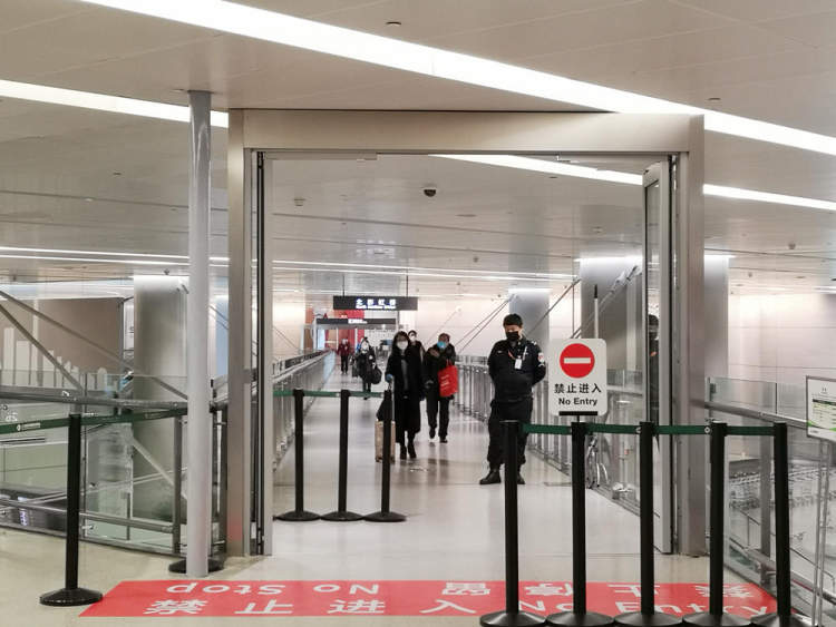 疫情防护人人有责,上海虹桥机场迎来"北欧式"接机和"花式防护"