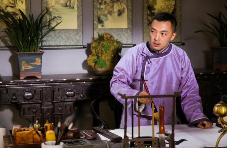 富大龙演绎"落魄贝勒成长史"