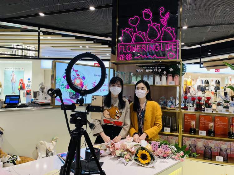 复工小计丨李佳琦都让小奶狗"带货"了,实体店直播间也请来了"应援嘉宾