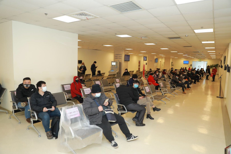 在瑞金医院嘉定北院候诊室里,候诊病人发现,大家都自觉地一人间隔一个