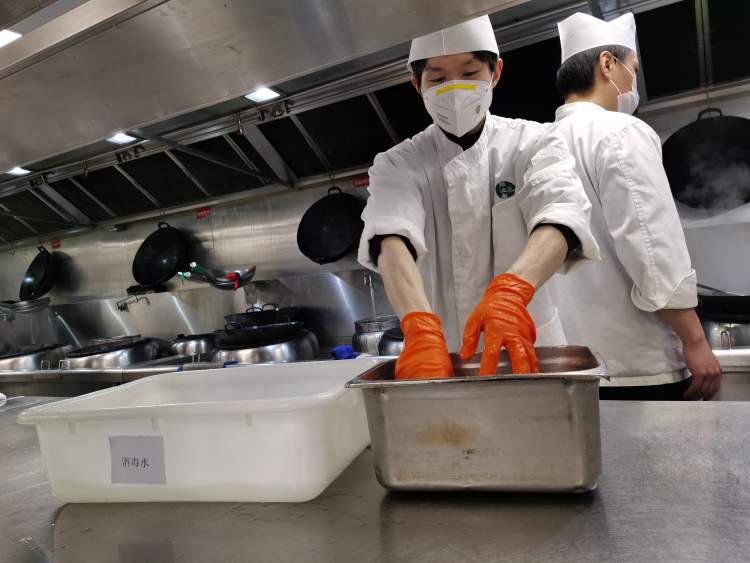 多项措施防疫,顾客吃得放心 豫园商圈首家餐饮店——绿波廊今恢复堂食