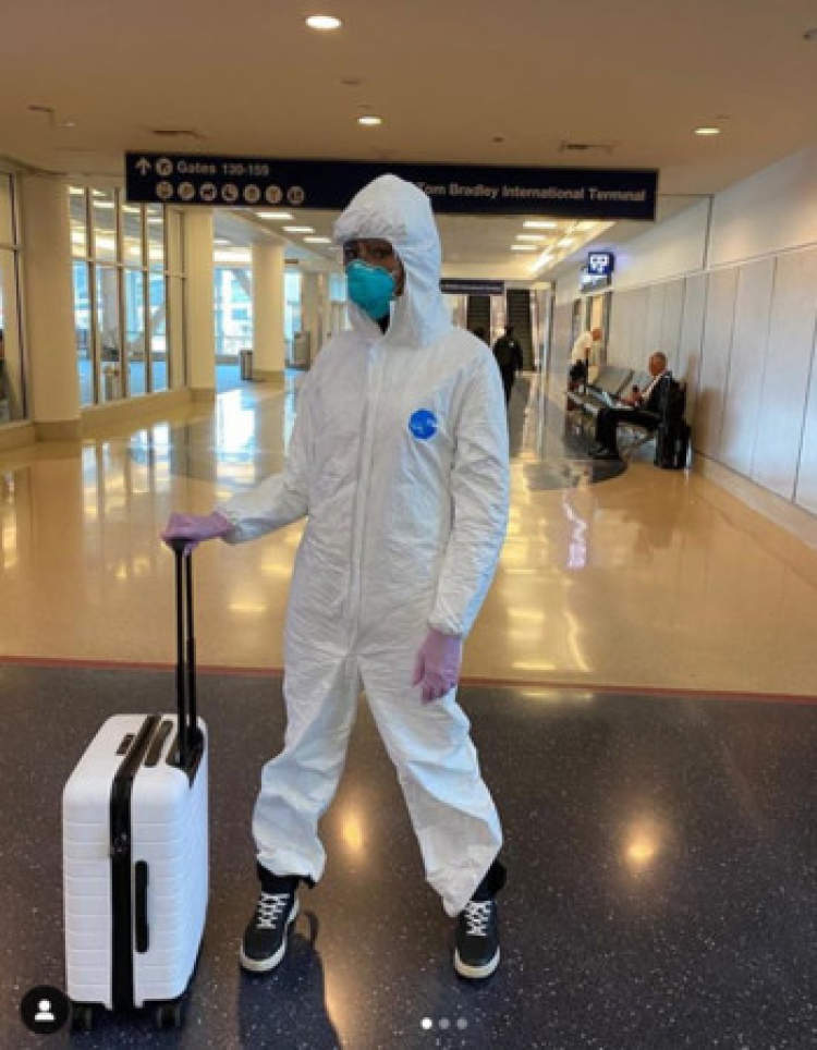 对疫情不重视老外不戴口罩名模娜奥米穿防护服出行被网友骂浮夸