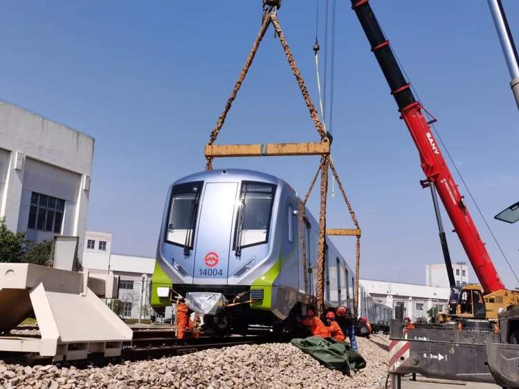 在建14号线第三列新车"驾到",动态调试筹备正在积极开展!