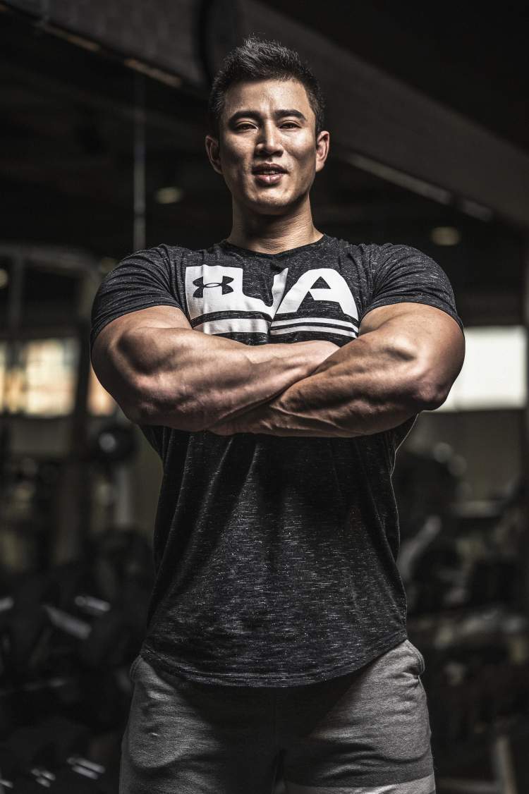 "搞点夜点心切切吧"背后那个男人,他的人生比吃播视频更精彩