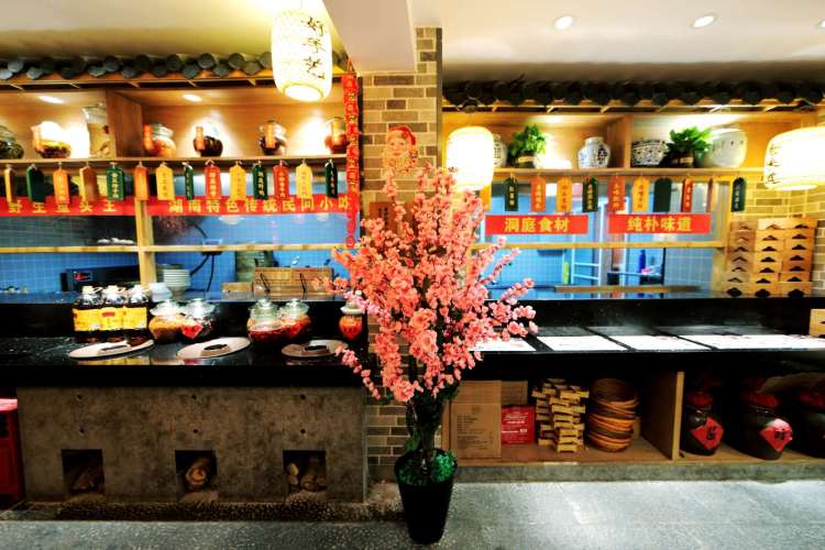 相比天鹅申阁,同在56食尚谷的食湘渔府更为困难.