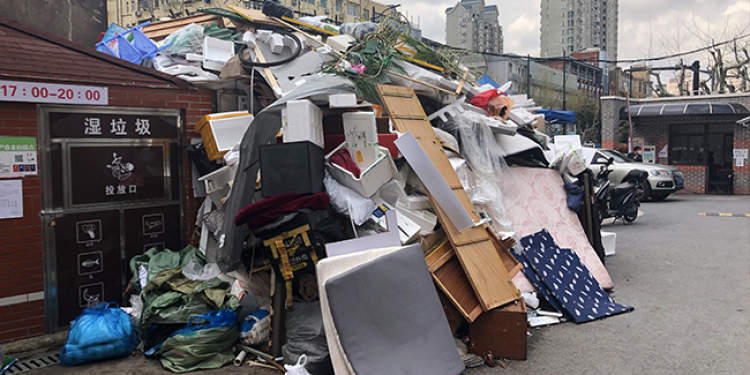 徐汇区多个小区建筑垃圾堆积如"小山",好在清运工作逐步恢复正常了!
