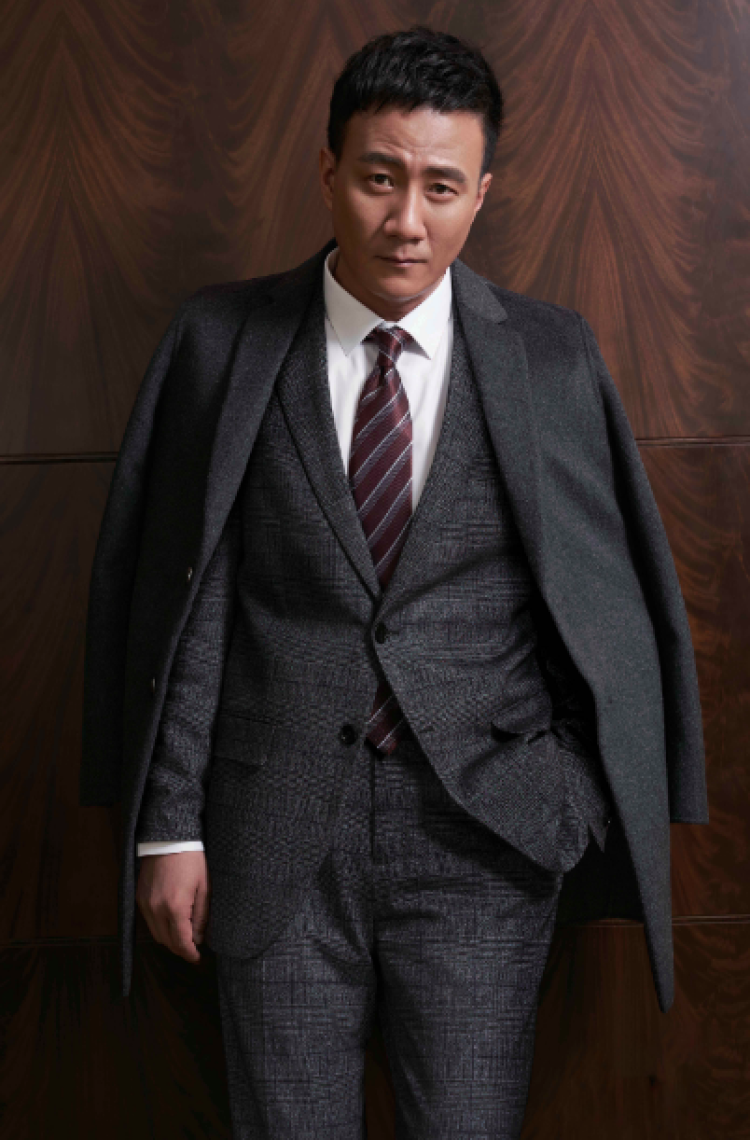 "硬汉"胡军的另一面:警界骄傲是如何一步步"黑化"的?