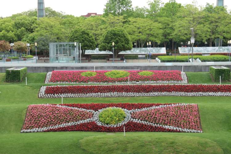 868萬盆花卉讓申城花團錦簇迎五一,商圈周圍精心佈置助市民購物好心情